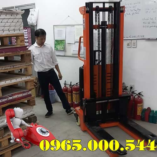 Xe nâng bán tự động tại Hoàng Mai