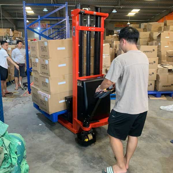 Xe nâng điện cho kho hẹp